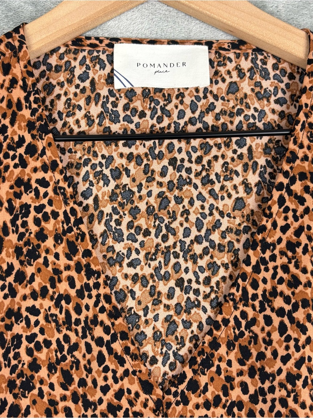 Tuckernuck Pomander Place Top Womens XL Brown Leopard Print V-Neck - Picture 4 of 10